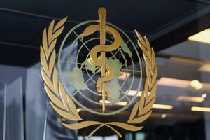 El logo de la Organización Mundial de la Salud (OMS) cerca de su sede en Ginebra, Suiza. Créditos: Denis Balibouse/ Reuters
