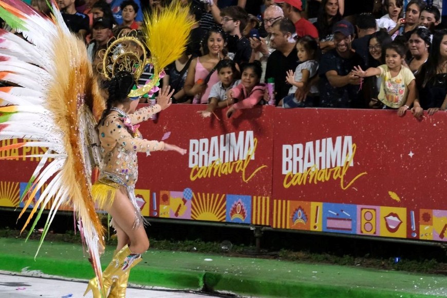 El carnaval oficial de la ciudad de Corrientes se despidió hasta 2024 con el desfile de las comparsas campeonas de toda la provincia, Créditos: Télam