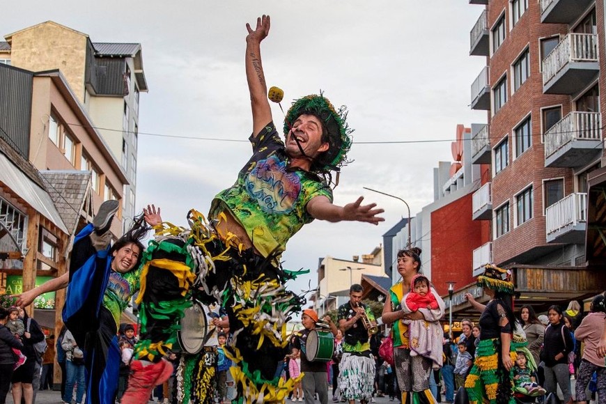 Durante este fin de semana la ciudad de Bariloche se vistió de comparsas y murgas para festejar el carnaval. Créditos: Télam