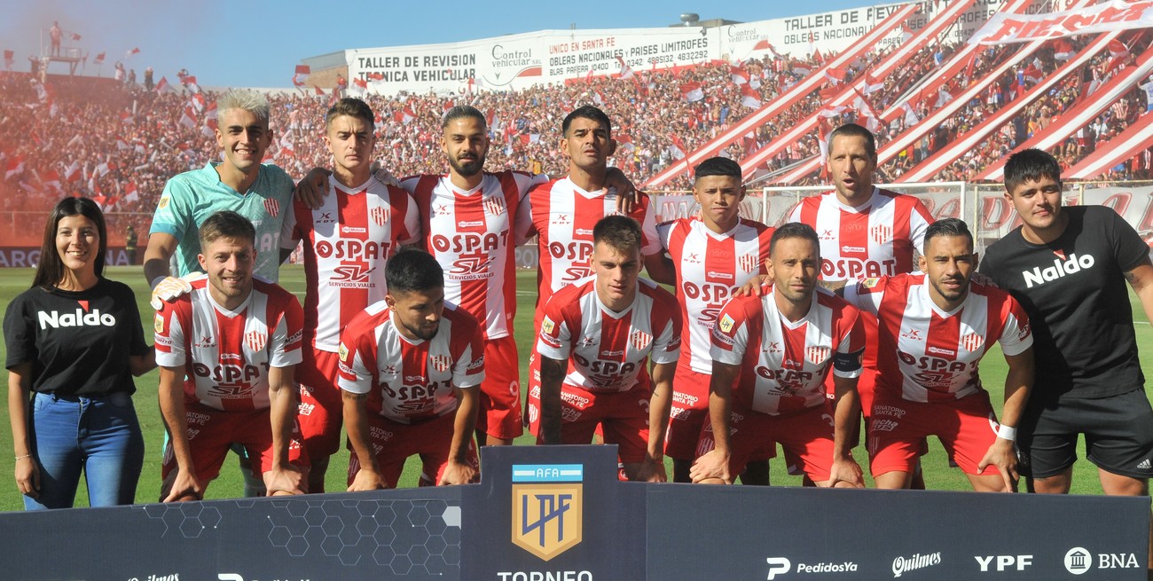 La formación que jugó ante Barracas y el clásico. ¿Se repetirá el sábado en el Nuevo Gasómetro?. De pie: Mele, Calderón, Vecino, Piris, Machuca, Aued. Agachados: Vera, Luna Diale, Zenón, Corvalán y Gordillo. Créditos: Eduardo Seval