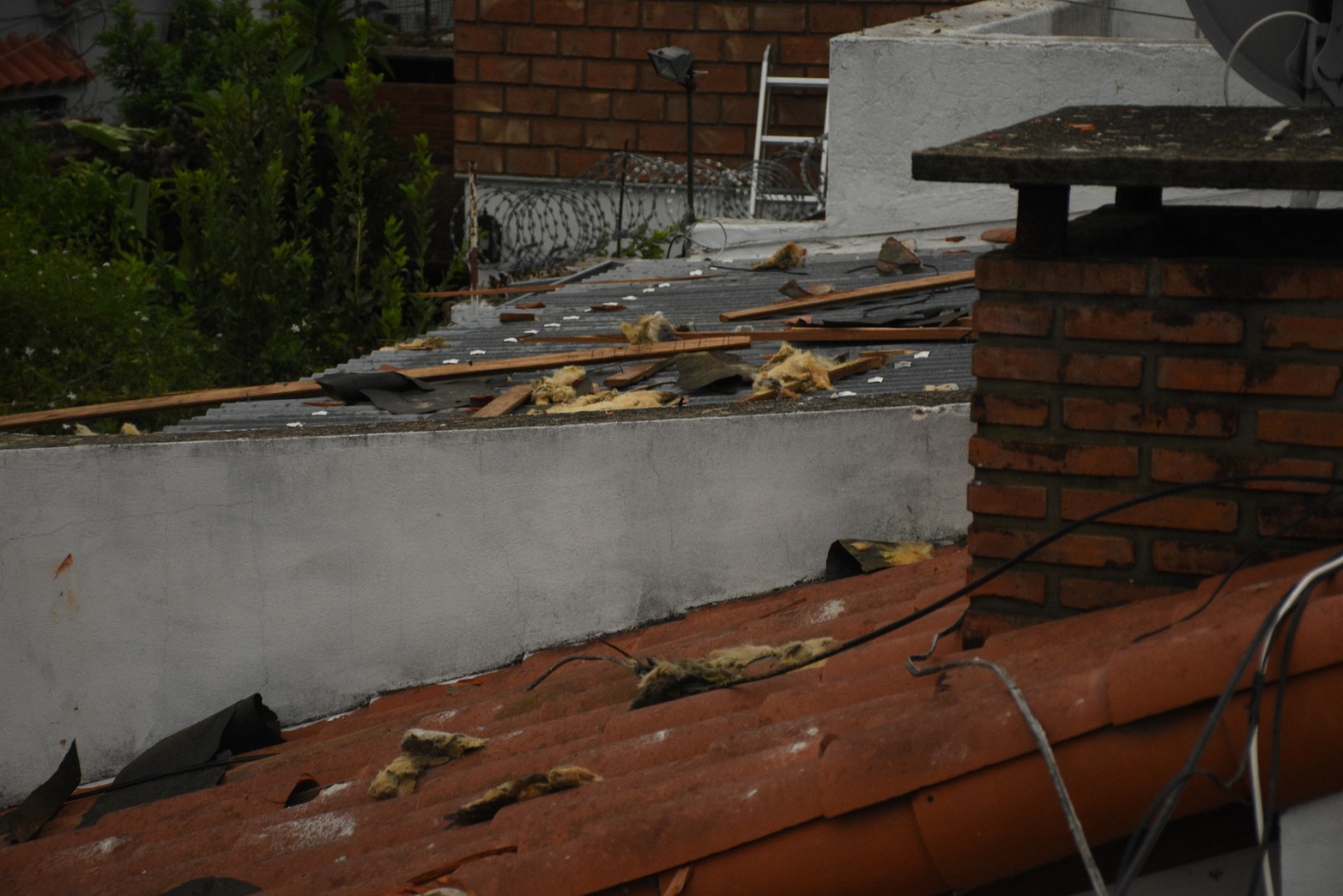 Así quedaron los techos de casas aledañas. Foto Mauricio Garín