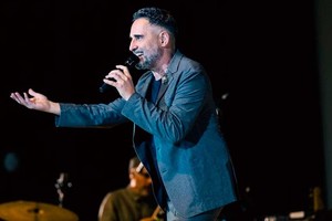 El cantante salvó un error del sonido con una interpretación muy especial.