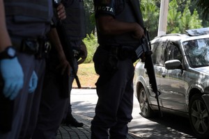 Policemen patrol a road, where they faced a gang after attempting an armed bank robbery  in Guararema, near Sao Paulo, Brazil April 4, 2019. REUTERS/Amanda Perobelli guararema brasil  intento de asalto a las sucursales del Banco do Brasil tiroteo entre delincuentes y la policia delincuentes muertos asesinados por policias