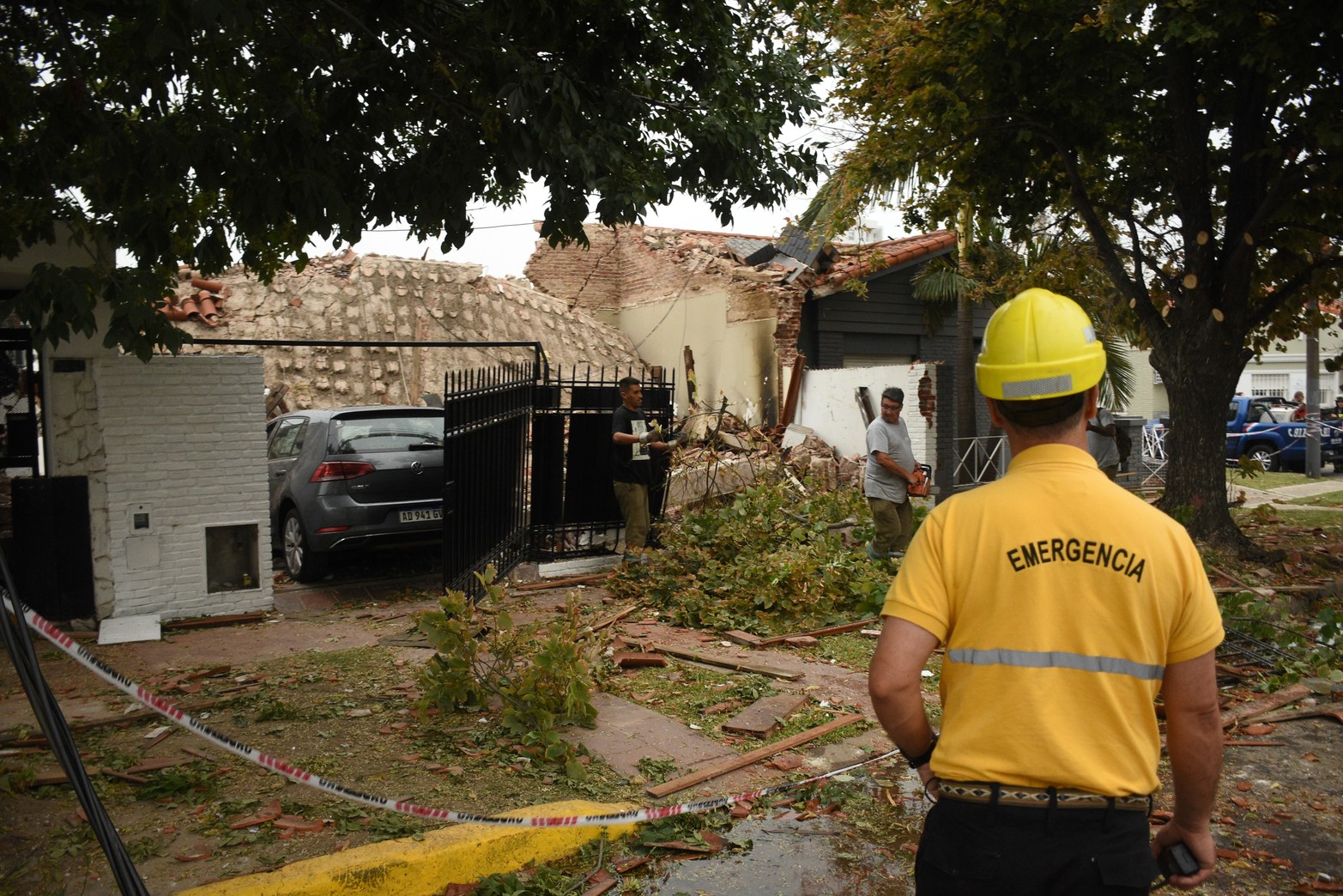 Personal de emergencias trabaja en el lugar para comenzar con la remoción de escombros. Foto Mauricio Garín