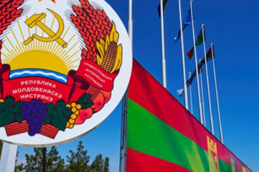 Transnistria mantiene parte de la simblogía y la bandera de la antigua República Socialista Soviética de Moldavia.