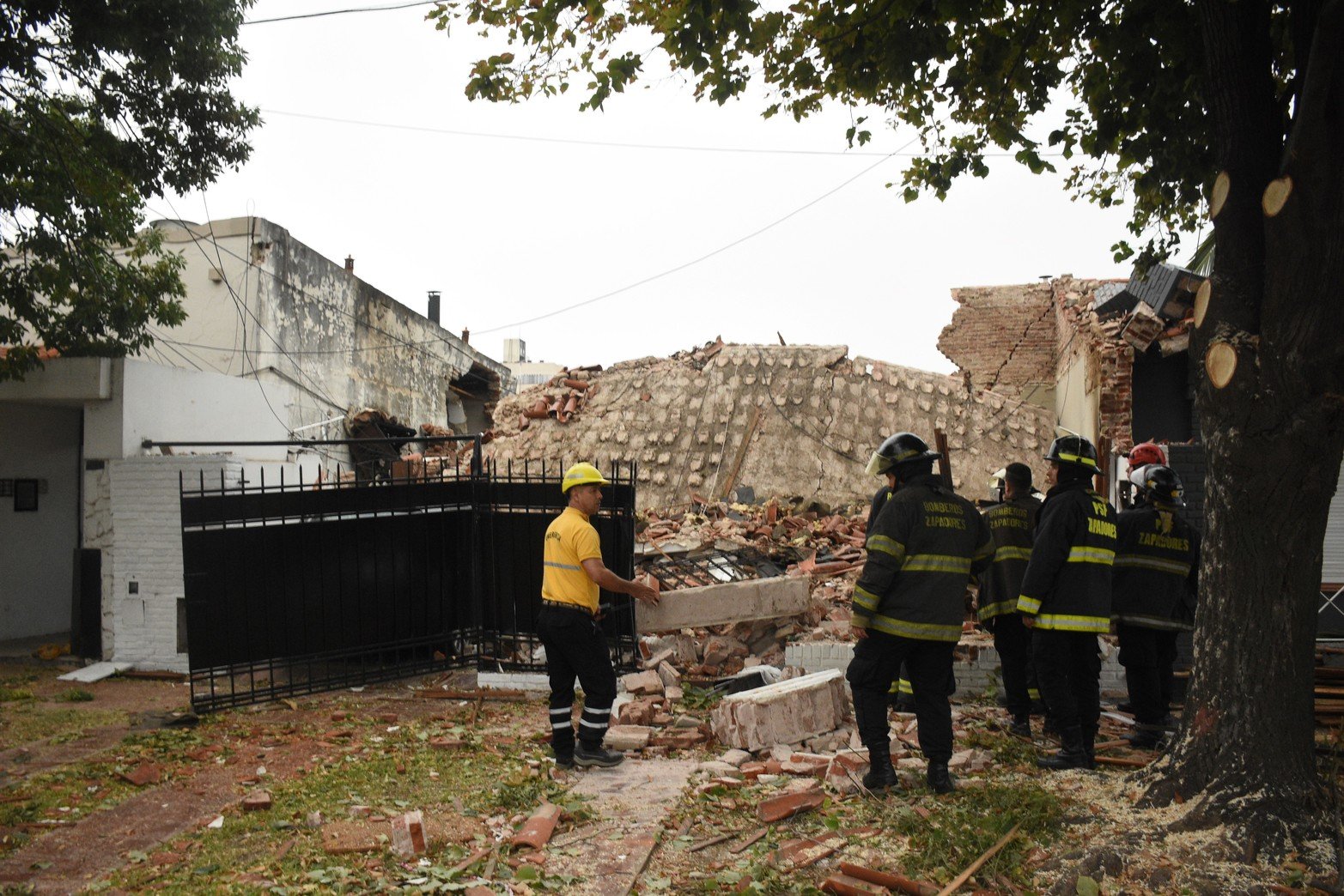 La remoción de los escombros demandará un tiempo importante. La construcción quedó completamente destruida. Foto Mauricio Garín
