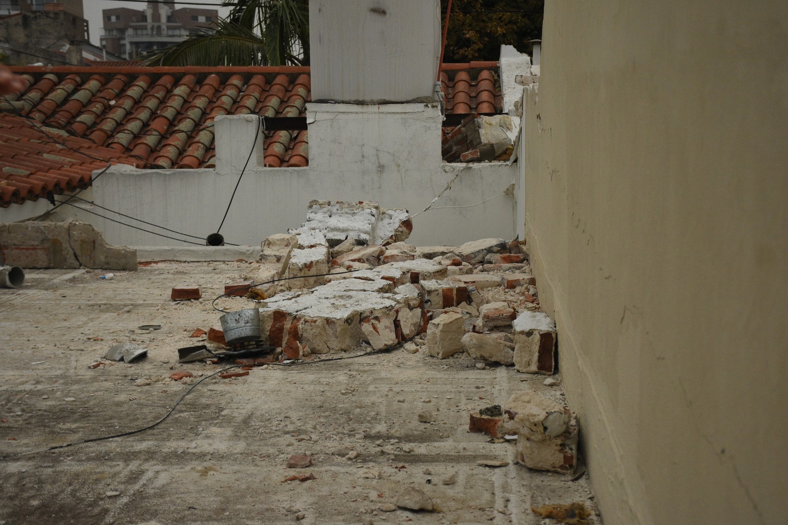 Una de las terrazas vecinas, con restos de escombros. Foto Mauricio Garín