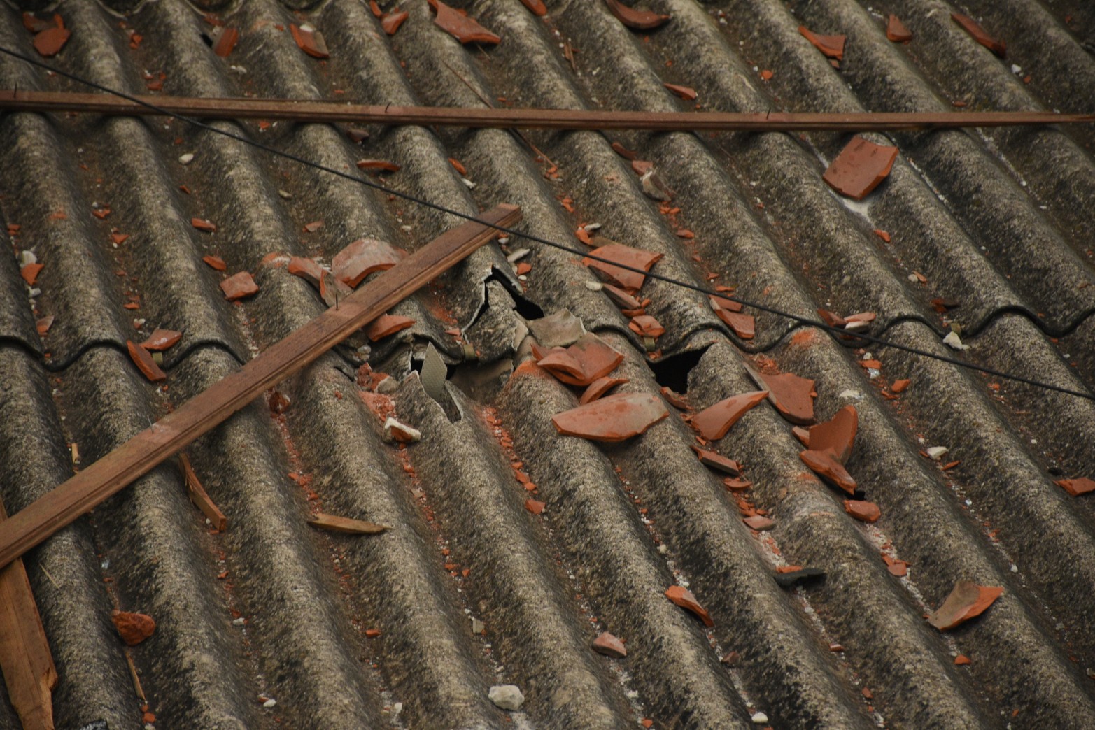 Los techos de casa vecinas quedaron con restos de materiales de la explosión. Foto Mauricio Garín