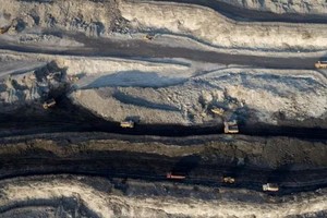 Una vista aérea muestra maquinaria trabajando en una mina de carbón a cielo abierto en la Región Autónoma de Mongolia Interior, China. Créditos: Diario de China/ Reuters