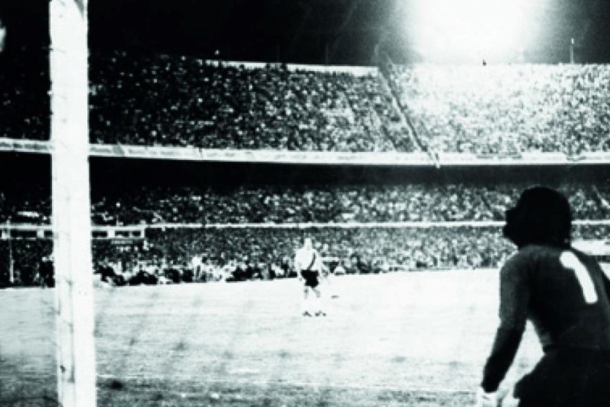 Histórico gol de Suñé de tiro libre ante la mirada de Fillol en 1976.