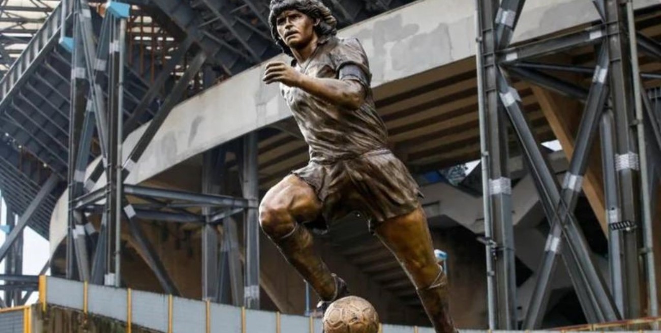 Polémica en Italia: por qué sacaron la estatua de Maradona del estadio del Napoli