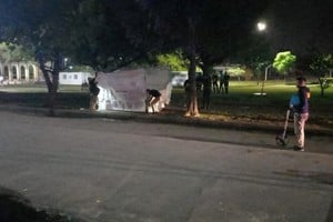 El crimen ocurrió durante la noche del miércoles, en la intersección de Gral. López y Dr. Zavalla, en inmediaciones de la Estación Mitre. Imagen retocada digitalmente.
