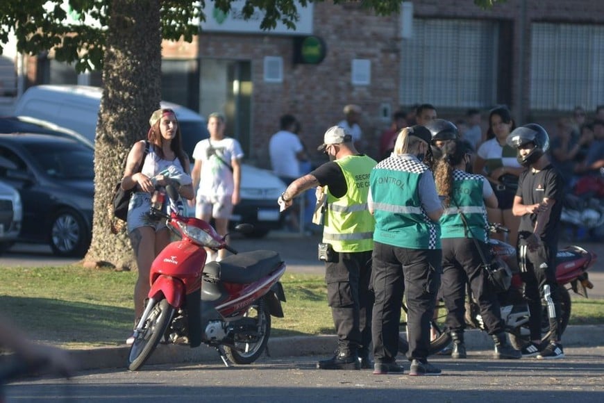 “Para nosotros no es grato tener que retener una moto a un ciudadano porque además la multa puede ascender a los $100 mil por no llevar el casco”, remarcó Fernando Peverengo, secretario de Control del municipio.  Foto: Manuel Fabatía / Archivo