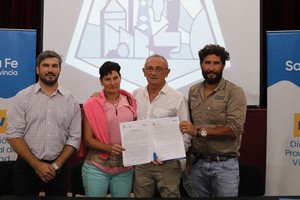 Costamagna firmó el convenio con el presidente comunal de Llambi Campbell. Estuvo acompañado del Subsecretario de Infraestructura Rural Matías Giorgetti.