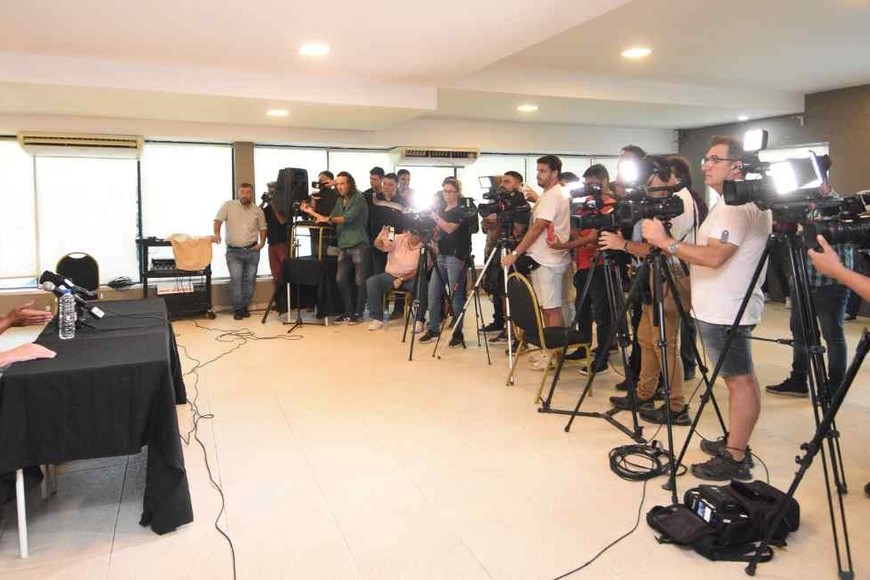 El "efecto Gorosito". Hacía mucho tiempo que la presentación de un entrenador en el Mundo Colón no generaba la expectativa que despertó la llegada de "Pipo", no sólo en los medios locales sino con amplia cobertura nacional. Créditos: Manuel Fabatía.