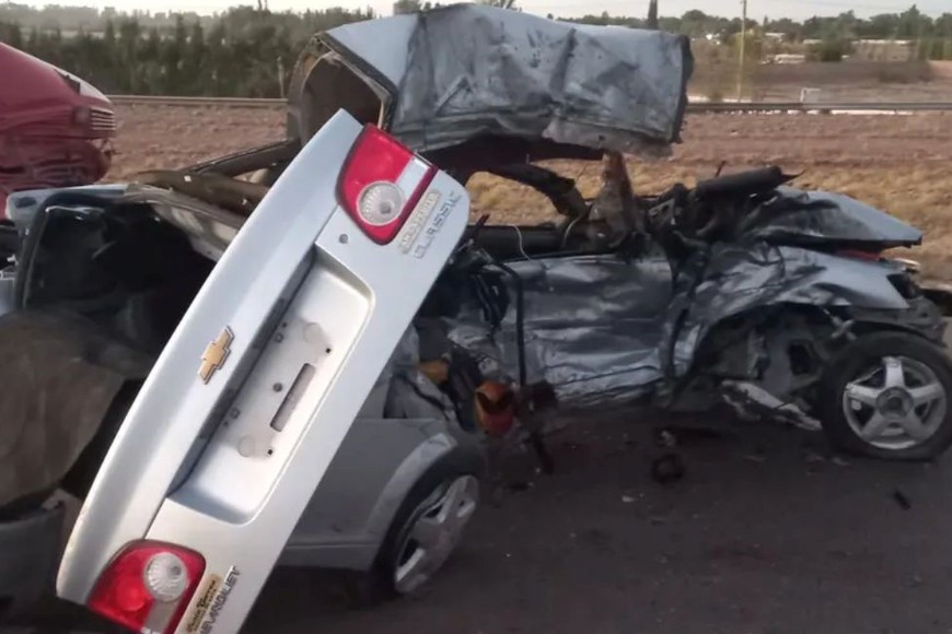 El auto se cruzó de carril en la ruta nacional 7