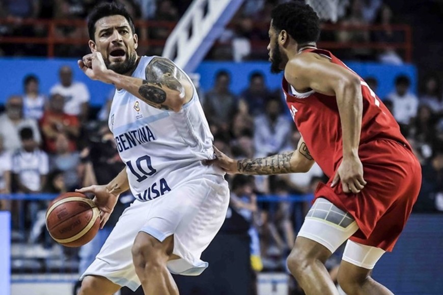 El eterno Delfino y su aporte de experiencia desde el banco. Crédito: FIBA