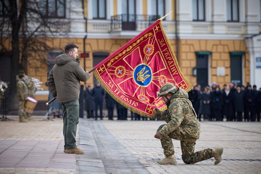 Zelenski condecorando a un miembro del servicio ucraniano en la ceremonia dedicada al primer aniversario de la invasión rusa. Crédito: Servicio de Prensa Presidencial de Ucrania