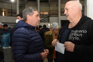 Carlos Ghisolfo es el principal referente de Glorioso ‘89. En la foto, conversa con el presidente Luis Spahn, durante el acto eleccionario del año pasado. Crédito: Guillermo Di Salvatore / Archivo El Litoral