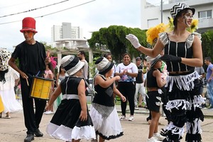 Vecinos y vecinas de la ciudad podrán acercarse a vivir una velada diferente en la que habrá desfile de agrupaciones. Foto: Municipalidad de Santa Fe