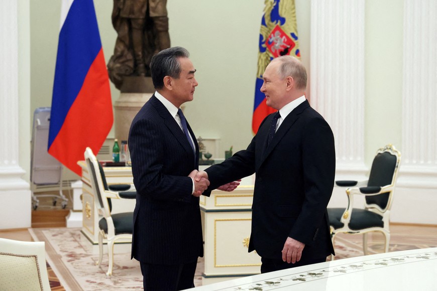 Wang Yi junto a Vladimir Putin este jueves. Crédito: Sputnik/Anton Novoderezhkin