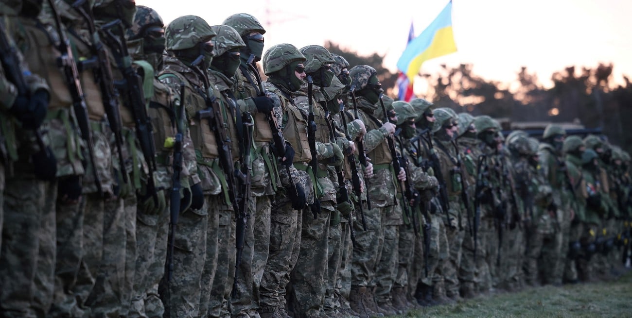 Reclutas militares ucranianos participaron de oraciones, bendiciones y un minuto de silencio junto a las tropas británicas y canadienses en el este del Reino Unido. Crédito: Henry Nicholls / Reuters