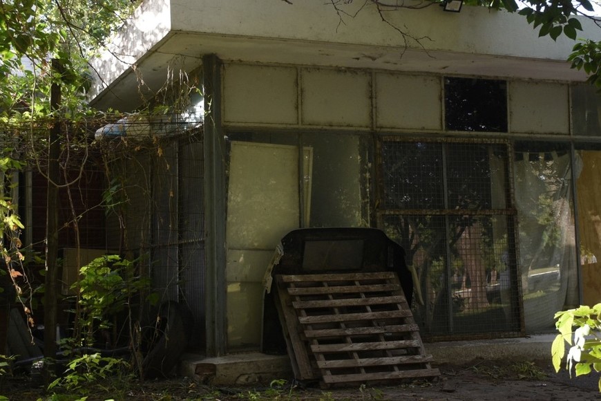 Fondo. Detrás del destacamento se observan las aberturas rotas, entre otros detalles. Crédito: Manuel Fabatía