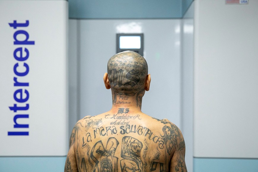 Un detenido a la espera de una de las instancias de control. Crédito: Secretaría de Prensa de la Presidencia