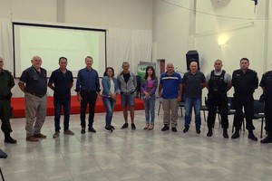 Además del Intendente, participaron de la reunión el coordinador de la Agencia Municipal de Seguridad Vial y Ciudadana, Gustavo Quiroga y el responsable Operativo de la GUS, Daniel Gretter ; miembros del Concejo Municipal; el jefe Agrupación Unidad de Orden Público, Comisario Juan Domingo Domínguez, Jefa de la Comisaría Tercera, Esteban Sanabria Jefe de Grupo de Operaciones Tácticas, Luis Galeano referentes de Instituciones e integrantes de las Comisiones Vecinales.
