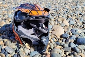 El hallazgo del casco del joven desaparecido dio pistas a la policía sobre un posible accidente en la zona de Rocas Coloradas.