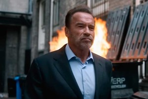 El actor que protagonizó Terminator, Conan, Depredador y otros éxitos vuele al ruedo con una serie en Netflix.