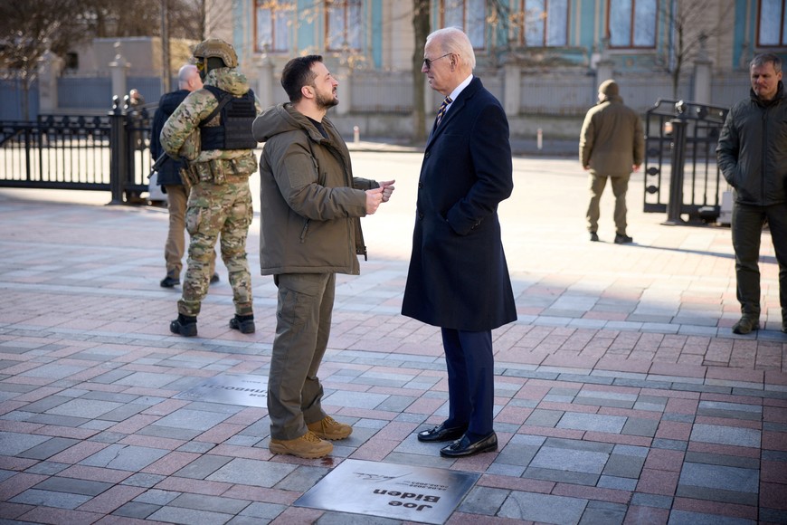 Ukraine's President Volodymyr Zelenskiy and U.S. President Joe Biden open a plaque with his name on the Alley of Bravery in Kyiv, amid Russia's attack on Ukraine, in Kyiv, Ukraine February 20, 2023. Ukrainian Presidential Press Service/Handout via REUTERS ATTENTION EDITORS - THIS IMAGE HAS BEEN SUPPLIED BY A THIRD PARTY.