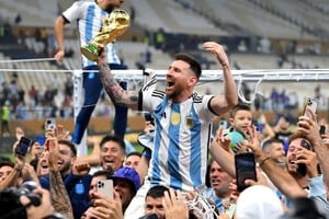 Messi llega para celebrar en la cancha el título de campeón mundial de la Selección Argentina.
Foto: Archivo