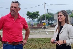 la Directora de la Agencia Provincial de Seguridad Vial, Ing. Antonela Cerutti y personal de APSV, que en compañía del Presidente Comunal Daniel Ribero