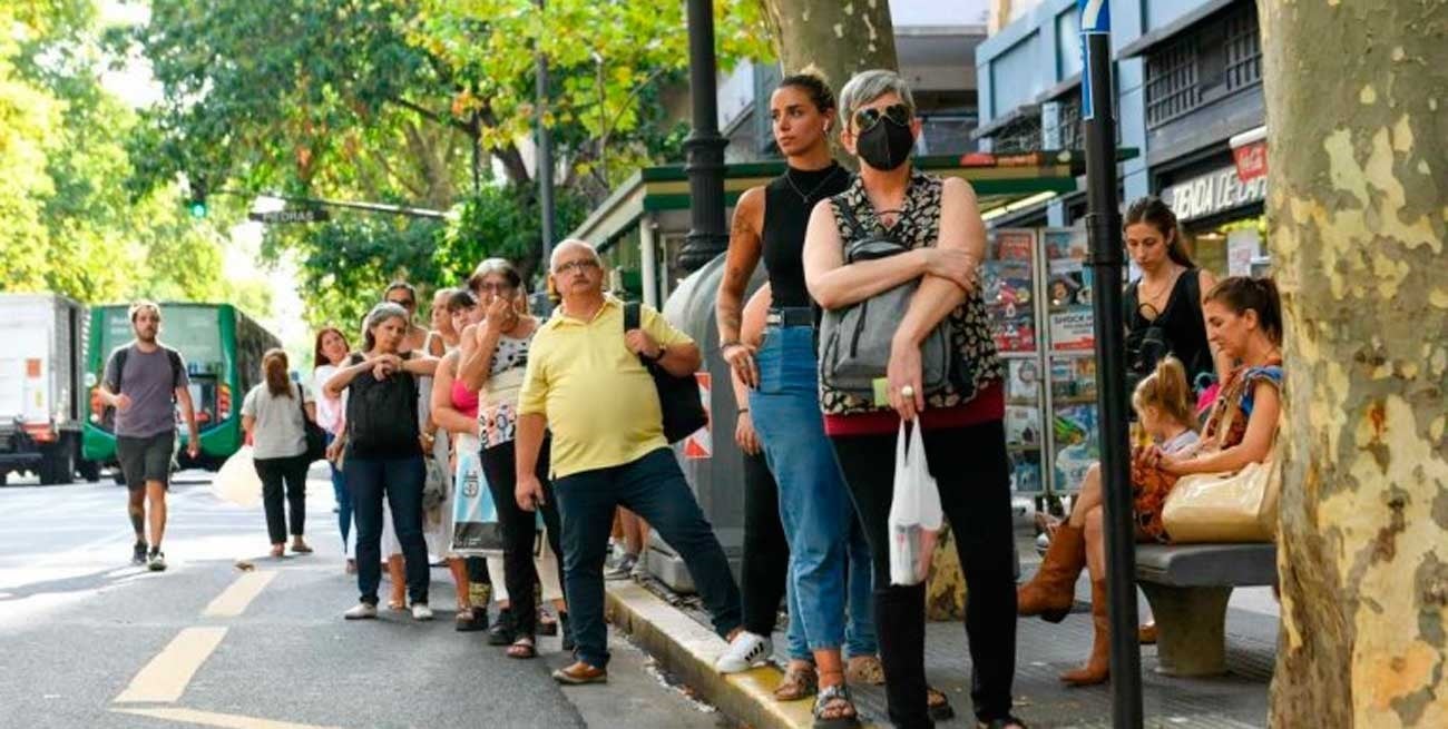 Un sorpresivo paro de colectivos afecta a miles de usuarios en Buenos Aires