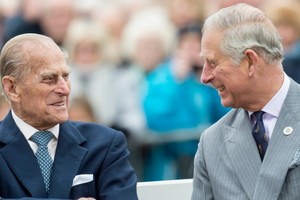 El rey Carlos III de Reino Unido con su padre, el duque de Edimburgo en Poundbury en 2016.