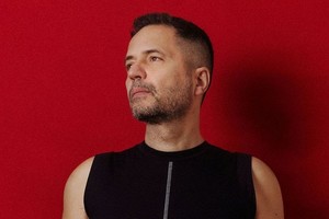 “Lo que me gusta de Kevin es que tiene la profundidad y el drama de un rioplatense, y la liviandad de un californiano”, dice Drexler sobre su colega Johansen, invitado en el disco. Foto: Gentileza Prensa.