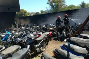 El incendio se produjo cuando los policías prendieron el fuego para un asado.