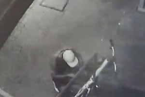 El momento en que el delincuente roba la bicicleta desde el interior de un gimnasio.