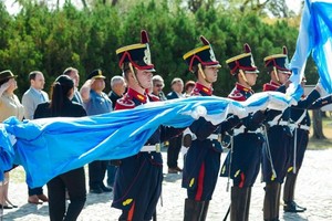 La actividad había comenzado minutos antes, con un izamiento en el Pórtico de la Gloria y la colocación de una ofrenda floral en el busto de Manuel Belgrano, ubicado en Sargento Cabral y Belgrano, a dos días del 211º aniversario del primer enarbolamiento de la bandera argentina.