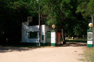 El club policial se ubica en calle Del Timbó y Los Ceibos.
