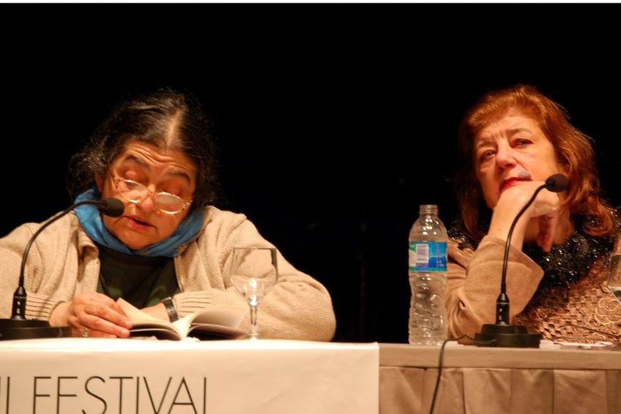 En la lectura de cierre del festival de Poesía de Rosario 2009, junto a Juana Bignozzi. Crédito: Gentileza.