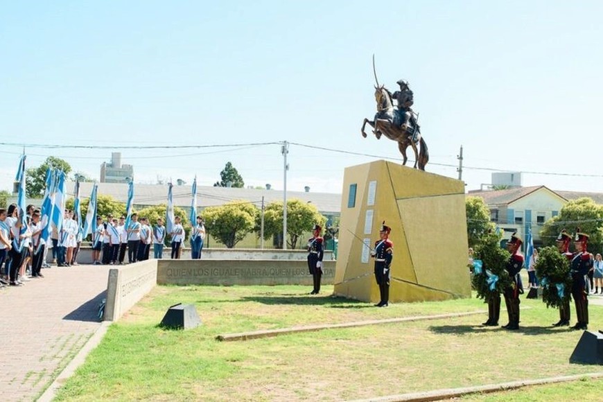 La actividad había comenzado minutos antes, con un izamiento en el Pórtico de la Gloria y la colocación de una ofrenda floral en el busto de Manuel Belgrano, ubicado en Sargento Cabral y Belgrano, a dos días del 211º aniversario del primer enarbolamiento de la bandera argentina.