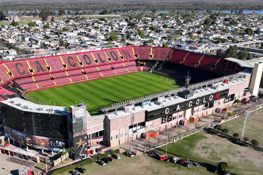 El estadio de Colón tiene capacidad para recibir a público visitante en la tribuna sur alta. Crédito: Fernando Nicola