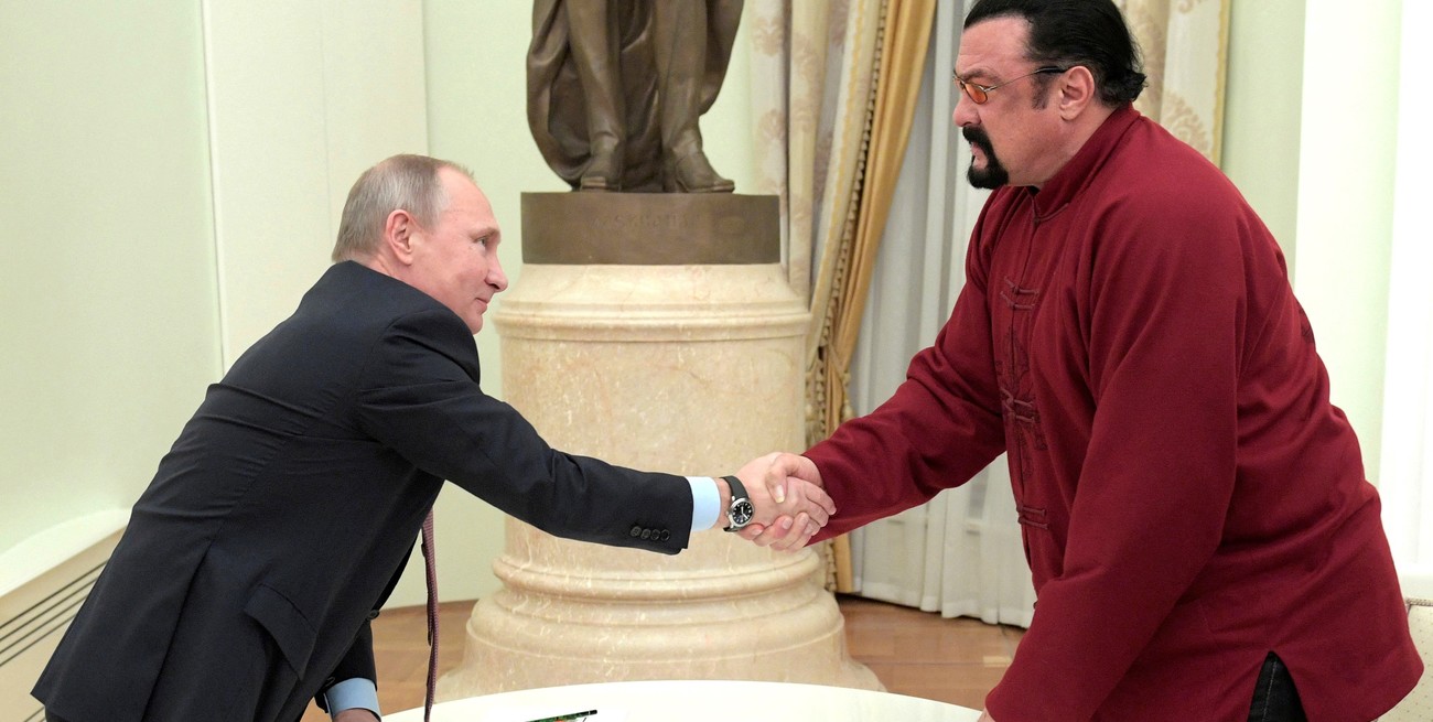 Vladimir Putin condecoró al actor Steven Seagal con la Orden de la Amistad