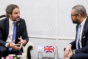 Santiago Cafiero junto a su par británico James Cleverly. Crédito: Cancillería
