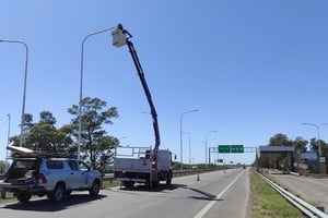 En travesías urbanas y en distintos cruces de Rutas Nacionales entre sí o con provinciales, se lograron colocar 2.860 luces LED adaptadas a las características de las columnas implantadas en cada lugar.