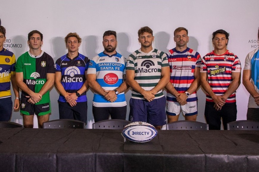 Los representantes de GER, Duendes, Uni de Rosario, CRAI, Jockey, Old Resian, Santa Fe Rugby y Rowing en el lanzamiento del TRL 2023. Solo faltó Estudiantes de Paraná. Crédito: Franco Perego / Rugby Click.