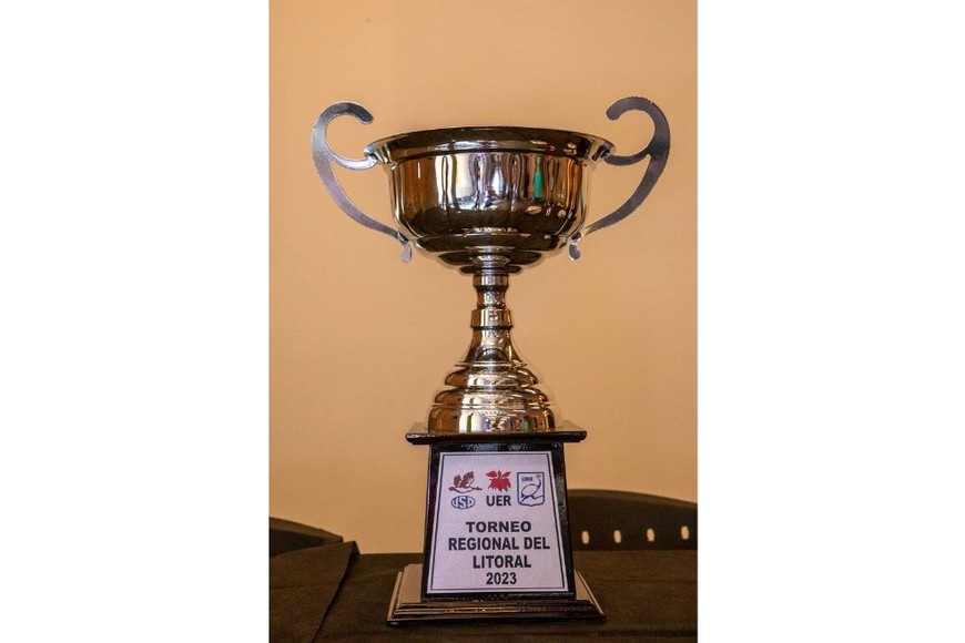 La copa en juego del Torneo Regional del Litoral 2023. Crédito: Franco Perego / Rugby Click.