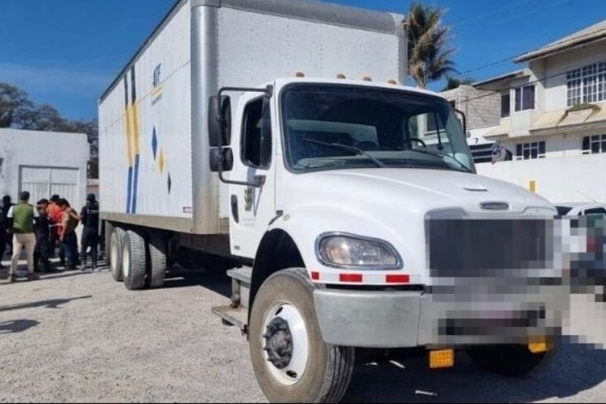 El camión donde eran trasladados. Crédito: INM México